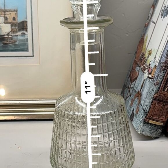 Vtg Vintage MCM molded glass depression glass Decanter and stopper - Picture 9 of 10